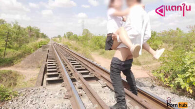คลิปหลุดเด็ดๆ สาวนักศึกษาขี้เงี่ยนมาชวนแฟนหนุ่มมาแเอบเย็ดเสียวกันรางรถไฟ มาแหวกขาเย็ดกันกลางแจ้งอย่างเด็ด มาจับแหวกขาเย็ดท่าหมาต่อด้วยมาจับอุ้มแตง ร้องเสียวอย่างมันส์งานโครตเด็ดจัดๆ